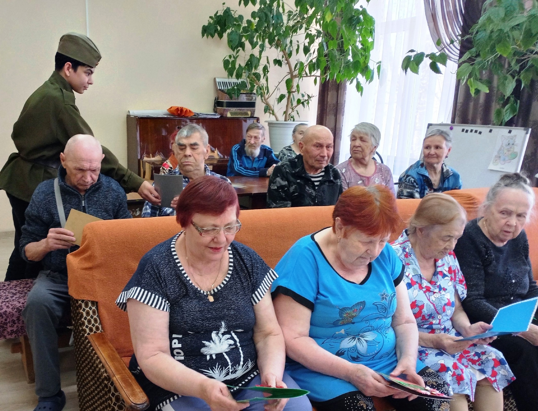 Праздничная концертная программа: «Мы не забудем тех людей, что отстояли нам Победу в 45 - ом.»..
